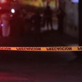Durante la revisión preventiva se les encontraron 35 bolsitas con aparente crystal, 29 bolsitas con hierba verde parecida a la marihuana, cuatro teléfonos celulares, así como un arma de fuego 