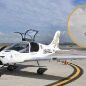 El avión biplaza, construido con materiales compuestos e impulsado por un motor Rotax 915is de 141 caballos de fuerza, cuenta con una autonomía de más de 1,100 kilómetros