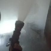 En el lugar, los rescatistas atendieron a una persona que presentó crisis nerviosa, mientras los bomberos realizaron labores para sofocar las llamas.