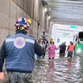 pasajeros siendo rescatados Río Churubusco