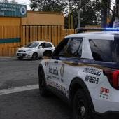 A su llegada a la Rectoría de la UNAM, los estudiantes colocaron flores y realizaron un homenaje en memoria de Jesús Israel