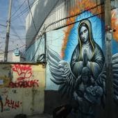Un hombre camina frente al mural en el paradero de Santa Martha Acatitla en homenaje  a los hechos de La Concordia