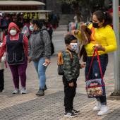 Padres de familia acompañan a sus hijos durante el regreso a clases