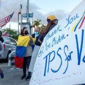 personas con banderas y carteles