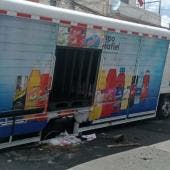 De acuerdo con los reportes, la llanta trasera del vehículo se hundió en el reblandecimiento del suelo, por lo que fue necesaria la intervención de los bomberos.