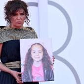 Al recoger el premio en el Palacio del Cine del Lido, Ben Hania fue recibida con una ovación de pie por el público.