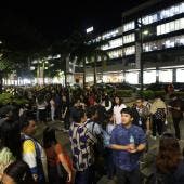van 32 muertos terremoto Filipinas.jpg