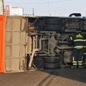 Volcadura de camión de transporte público 
