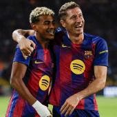 Los jugadores del FC Barcelona, el polaco Robert Lewandowski (d) y Lamine Yamal