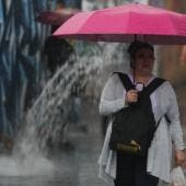 Las autoridades recomendaron a la ciudadanía retirar objetos que puedan caer de azoteas, no subir a andamios ni cornisas, evitar resguardarse bajo árboles durante la lluvia 