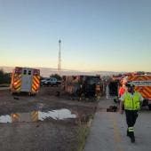Autobús de pasajeros vuelca en la carretera Hermosillo-Guaymas
