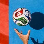 Según Adidas, la forma del balón está optimizada para ofrecer una trayectoria más estable y predecible
