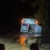 Camioneta de pasajeros arrastrada por corriente