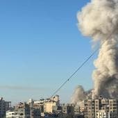 Columna de humo en Gaza tras un ataque aéreo