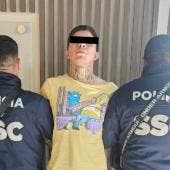 De acuerdo con las autoridades, Donovan fue aprehendido en posesión de un arma, drogas y ropa, elementos que podrían relacionarlo con el crimen cometido el 13 de octubre.