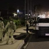 Ejército mexicano vigilan la zona donde se registró un ataque con explosivos