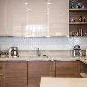 Cocina moderna equipada con electrodomésticos eficientes y de diseño elegante.