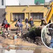 Las maniobras incluyen el reemplazo del tramo dañado de la tubería y la limpieza del área afectada para evitar daños en vialidades y domicilios cercanos.