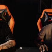 Dos gamers jugando en línea en equipo, demostrando coordinación y estilo de juego sincronizado.
