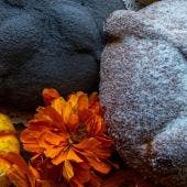 Este pan tenía un carácter votivo y se elaboraba en Europa, especialmente en Castilla, Portugal, Aragón y Sicilia, durante las festividades de Todos los Santos y Fieles Difuntos.