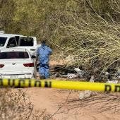 Peritos forenses investigan en una fosa clandestina