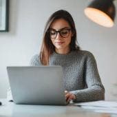 Persona usando una computadora para solicitar un préstamo en línea sin buró en México.