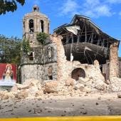 van 69 muertos terremoto Filipinas.jpg