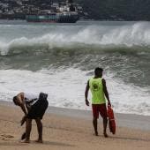 Vista del alto oleaje en playas de Acapulco