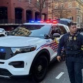 Agentes de la Policía Metropolitana de Washington DC vigilan en los alrededores de la Casa Blanca este miércoles, en Washington