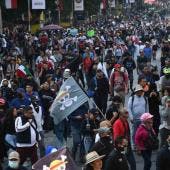 En la calle Madero, personal de la SSC aseguró toletes, máscaras de gas y cadenas que portaban algunas personas, con el objetivo de prevenir riesgos. 
