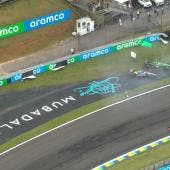 El incidente ocurrió en la séptima de las 24 vueltas programadas, a la salida de las conocidas ‘S de Senna’, donde ambos monoplazas perdieron el control y chocaron contra las vallas de protección. 