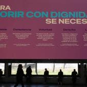 De acuerdo con Fernández, la legislación mexicana actual considera la muerte asistida como “homicidio por piedad”, con sanciones de hasta cinco años de prisión. 
