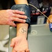 El cirujano de obesidad y diabetes, José Antonio Castañeda, atiende a una paciente 