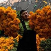 En el Zócalo capitalino, las flores de cempasúchil -algunas nacidas de semillas chinas-, se mezclan con calaveras de cartón pintadas a mano 