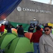 instala CNTE planton afuera Camara Diputados.jpg