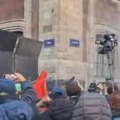 intenta CNTE tumbar vallas Zocalo CDMX.jpg