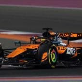 El neerlandés Max Verstappen tuvo un arranque sólido, pero su rendimiento cayó vuelta a vuelta y finalizó cuarto, seguido por Yuki Tsunoda