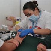 Personal médico del IMSS realiza una prueba rápida de detección de VIH