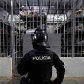 Policía custodiando una celda en el Cecot, en El Salvador