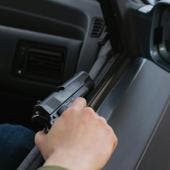 Los policías intervinieron para resguardar la integridad física del presunto implicado y efectuaron una revisión preventiva