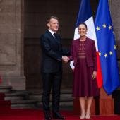 La mandataria mexicana recibió al presidente francés en el marco de su primera visita oficial de un líder europeo desde que asumió la presidencia en octubre de 2024.