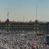 Tras el retiro de la cerca, personas que avanzaban en la marcha celebraron la acción, mientras que otros señalaron que podría tratarse de una estrategia gubernamental para desacreditar al contingente