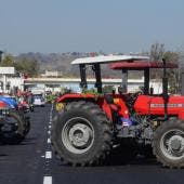 Tractores de agricultores bloquean la carretera que comunica de León a Aguascalientes en León