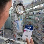 Una mujer muestra una caja de misoprostol en una farmacia