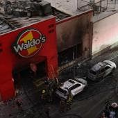 El incendio comenzó en el local ubicado sobre la avenida Dr. Alberto G. Noriega, entre las calles Benito Juárez y Mariano Matamoros, 