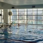 El inmueble permaneció bajo resguardo mientras se realizaban los trabajos periciales y el levantamiento del cuerpo. Además, el servicio en el centro deportivo fue suspendido y los usuarios desalojados.