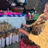 Artesana originaria de la comunidad indígena de Ahuirán, Paracho, Michoacán