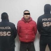 De acuerdo con las autoridades capitalinas, el detenido fue identificado como integrante de un grupo delictivo generador de violencia, dedicado al narcomenudeo y la extorsión.