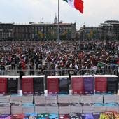 entrega Sheinbaum libros Zocalo CDMX.jpg