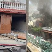 De acuerdo con los primeros reportes, el estallido se registró cuando el operador de una pipa de gas abastecía el tanque del domicilio.